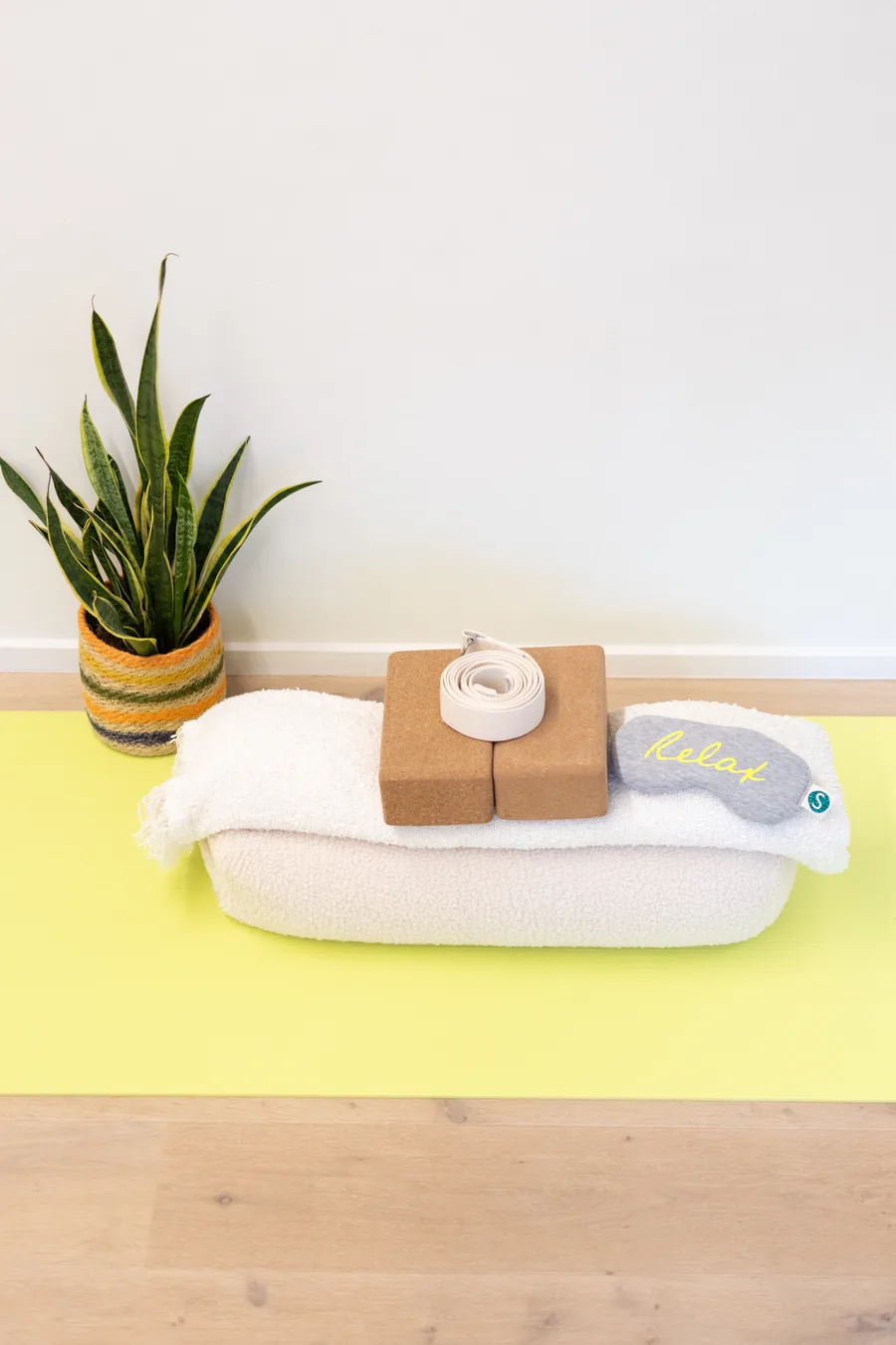 Blokken en cushions klaargelegd voor yin